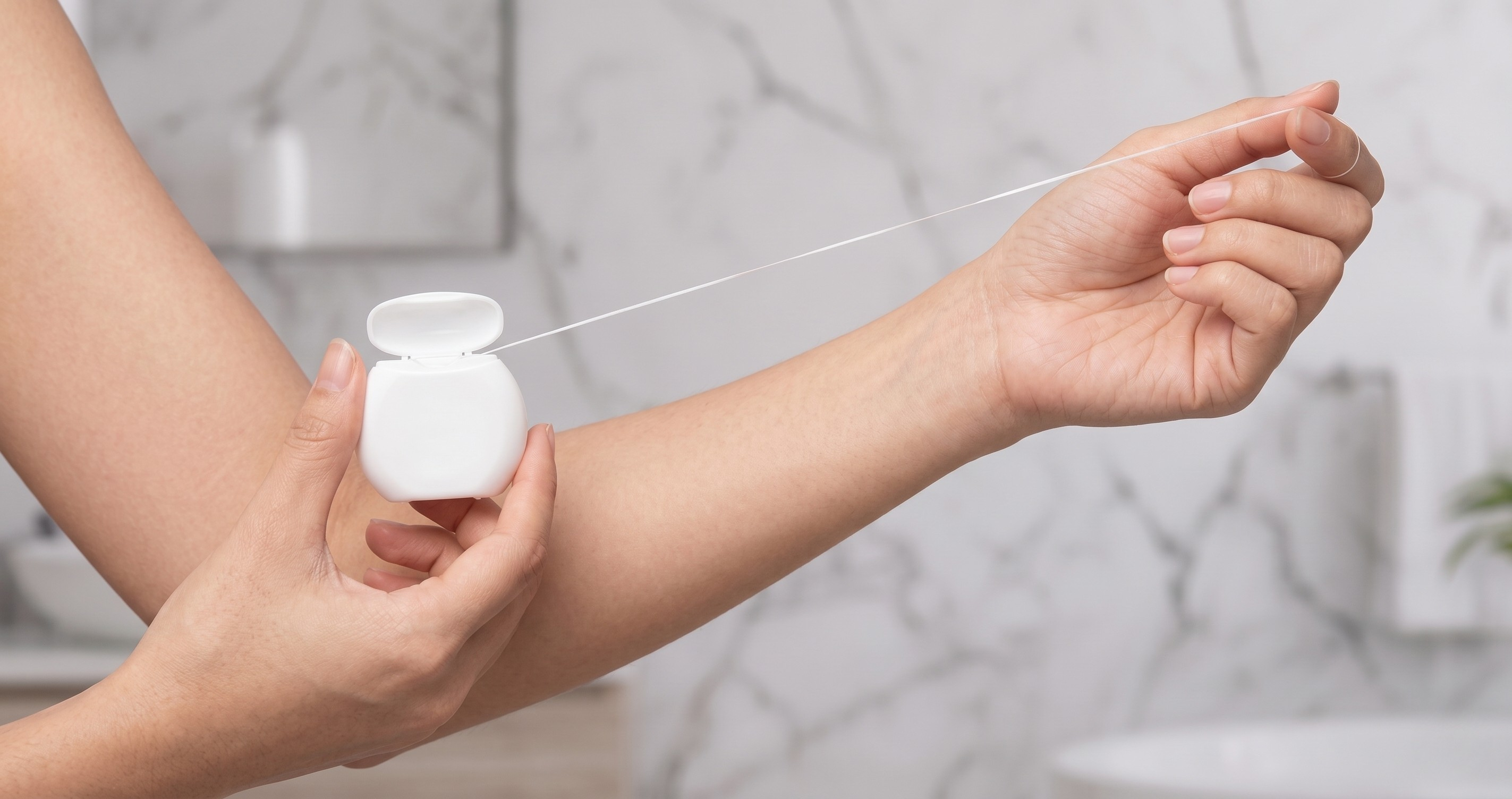 การใช้ไหมขัดฟันก่อนแปรงฟัน